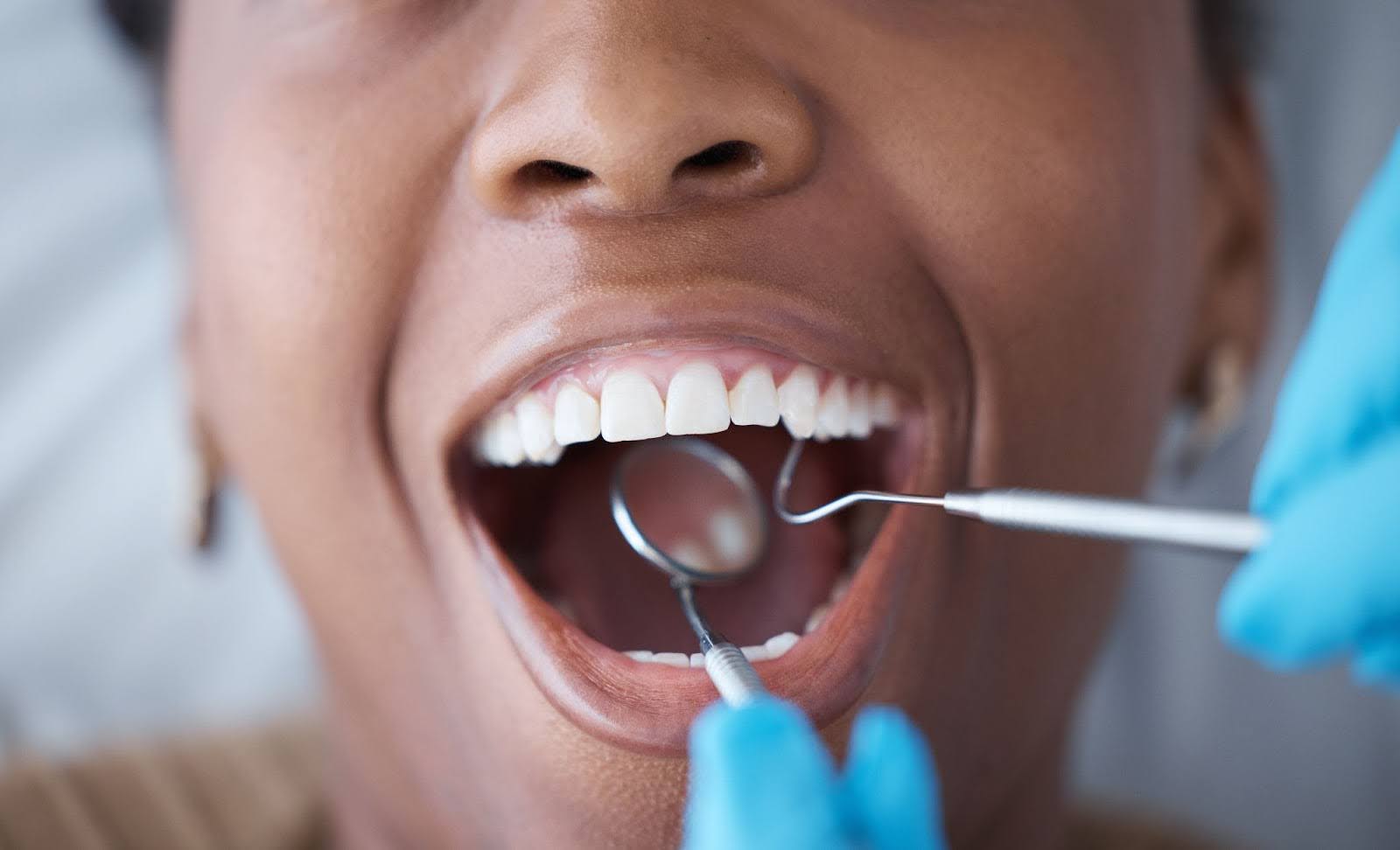 What methods do dentists use to diagnose bad breath associated with gum disease?